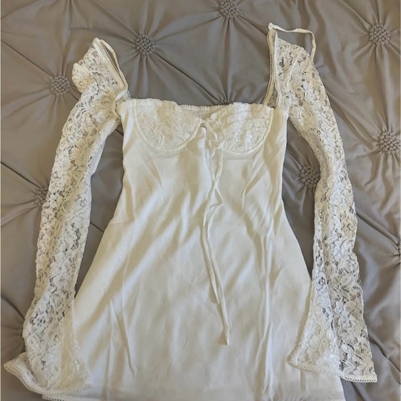 Elegant White Lace Sleeve Dress - Picture 2 of 6